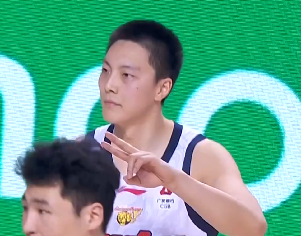 壹号娱乐下载-广东16分大胜同曦！胡明轩王者归来，焦泊乔爆发砍两双，徐杰9+5