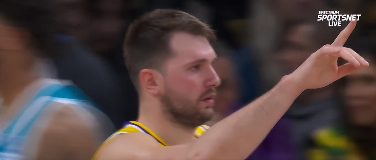 壹号娱乐-39+6三分未能上演王者归来！在场-13先发最差 东契奇防守差到极致