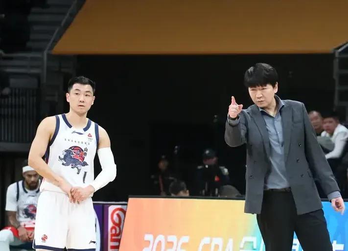 一号-胜广厦发布会！邱彪直指抢上半场，不满对布朗防守，点赞3将发挥