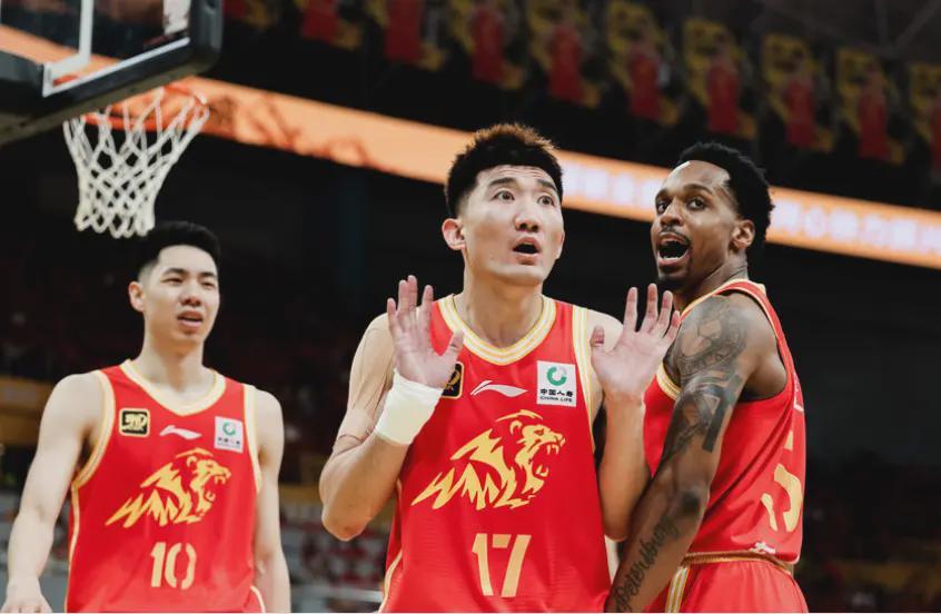 壹号娱乐-时隔118场再首发,上海球迷却连说“谢谢”!抗韩英雄3场数据扎眼